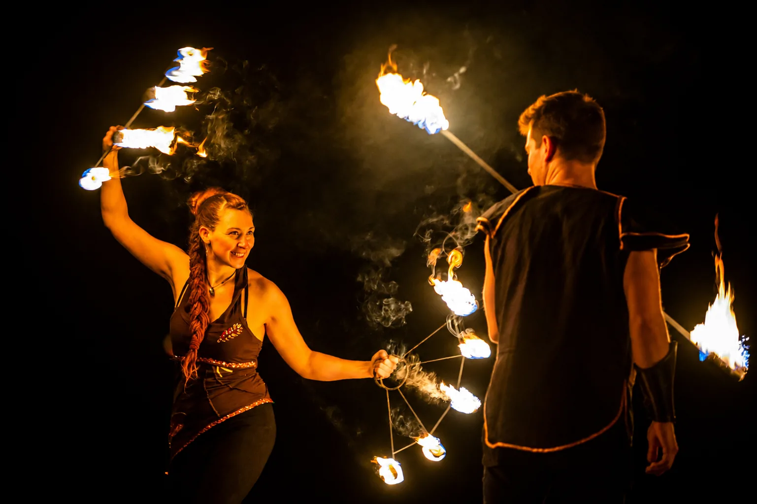 Dynamische Feuershow von Elements of Fire in Hannover mit zwei professionellen Feuerartisten.