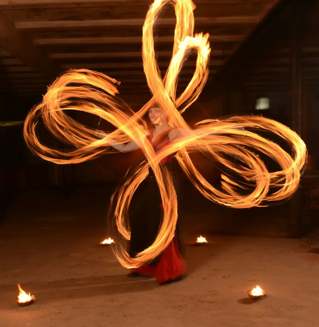 Wunderschöne Feuerkunst von Elements of Fire mit beeindruckenden Flammen-Lichtspuren bei einer Party in Bremen.