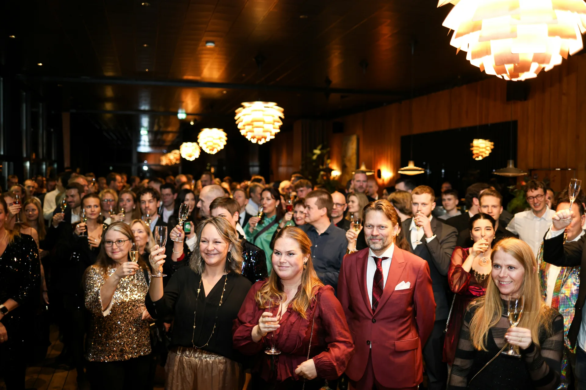Begeistertes Publikum mit Sektgläsern bei einer exklusiven Firmenfeier und Corporate Event.
