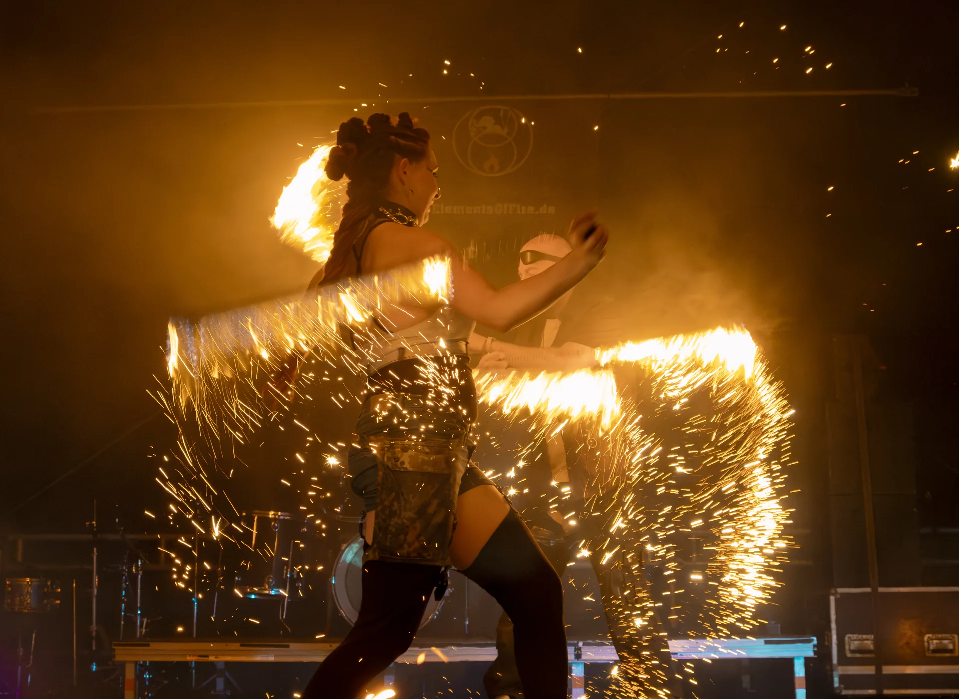 Actionreiche Feuerperformance von Elements of Fire mit riesigem Funkenregen auf der Bühne des Wacken Open Air Festivals.