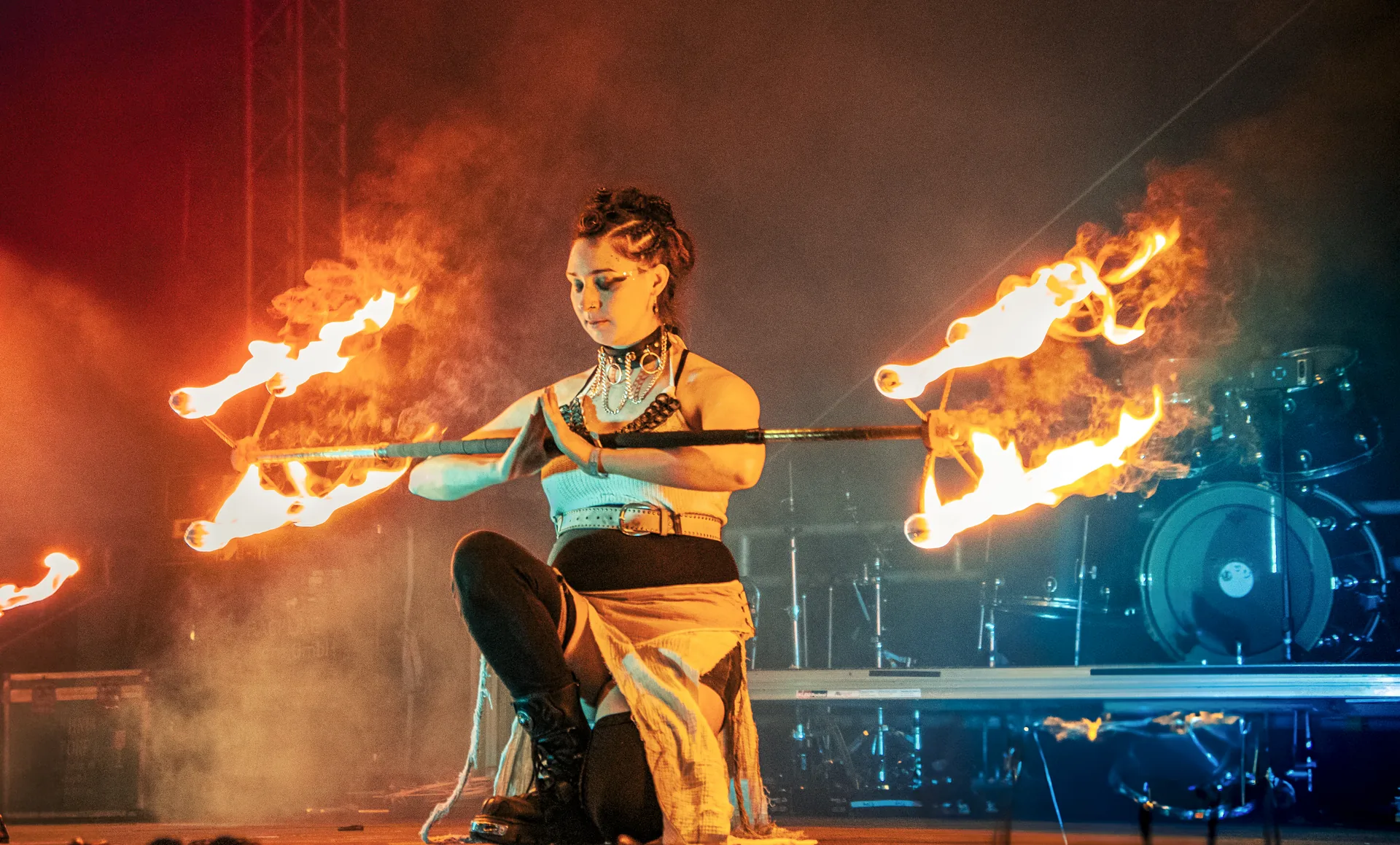 Elements of Fire Feuershow auf dem Wacken Open Air mit einer Künstlerin und einem brennenden Dragonstaff.