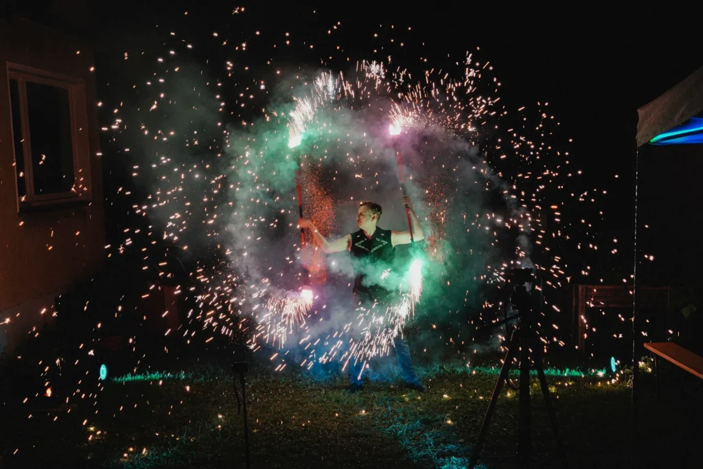 Künstler erzeugt einen riesigen, kreisförmigen Funkenregen bei einer Pyrotechnik-Show.