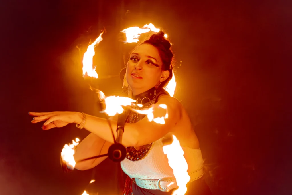 Elements of Fire Feuershow auf dem Wacken Open Air Wasteland mit einer Künstlerin und Dragonstaff.