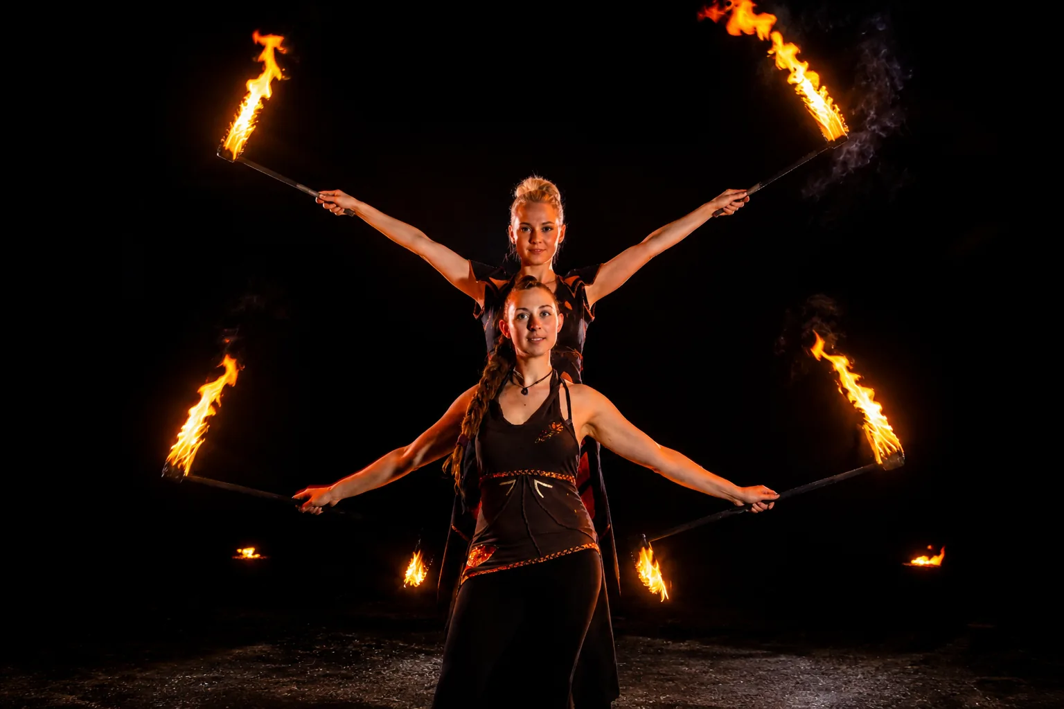 Zwei Feuertänzer von Elements of Fire zeigen eine romantische Live-Performance mit brennenden Fackeln bei einer Hochzeit in Bremen.