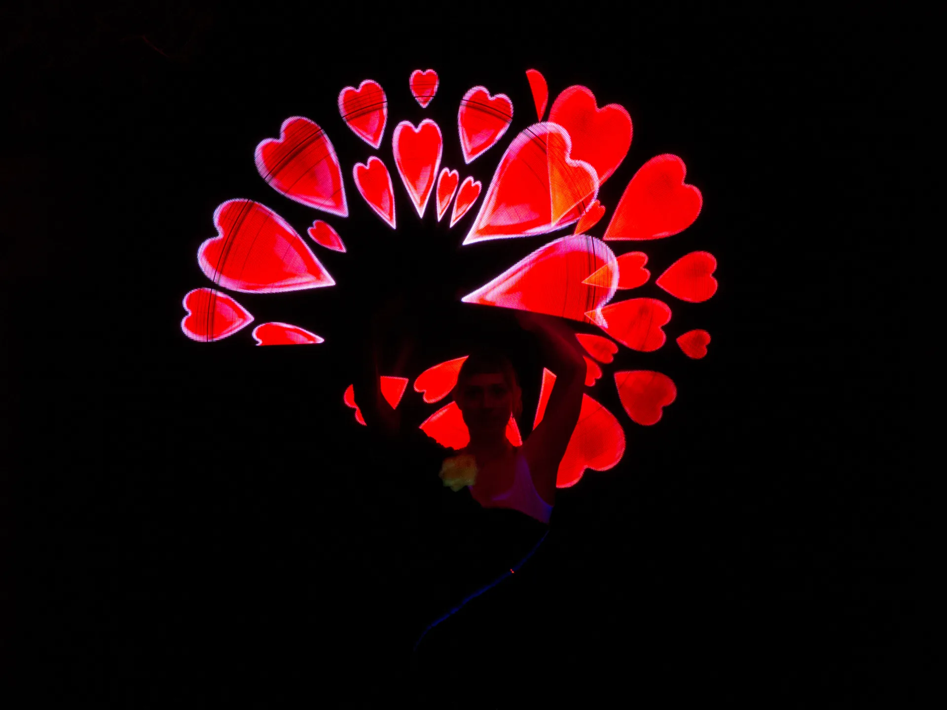 Verzaubernde LED-Lichtshow von Elements of Fire in Münster mit einer programmierbaren Grafik aus roten Herzen im Dunkeln.