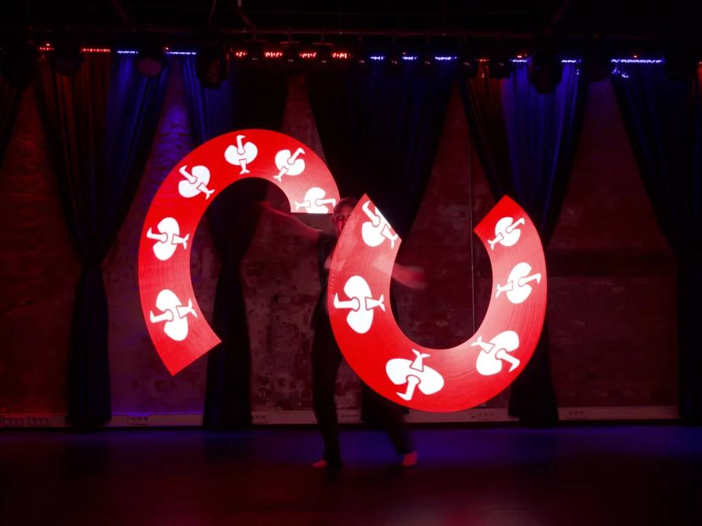 Animierte LED-Lichtshow von Elements of Fire mit einer individuellen Kundenlogo-Projektion auf einer Event-Bühne.