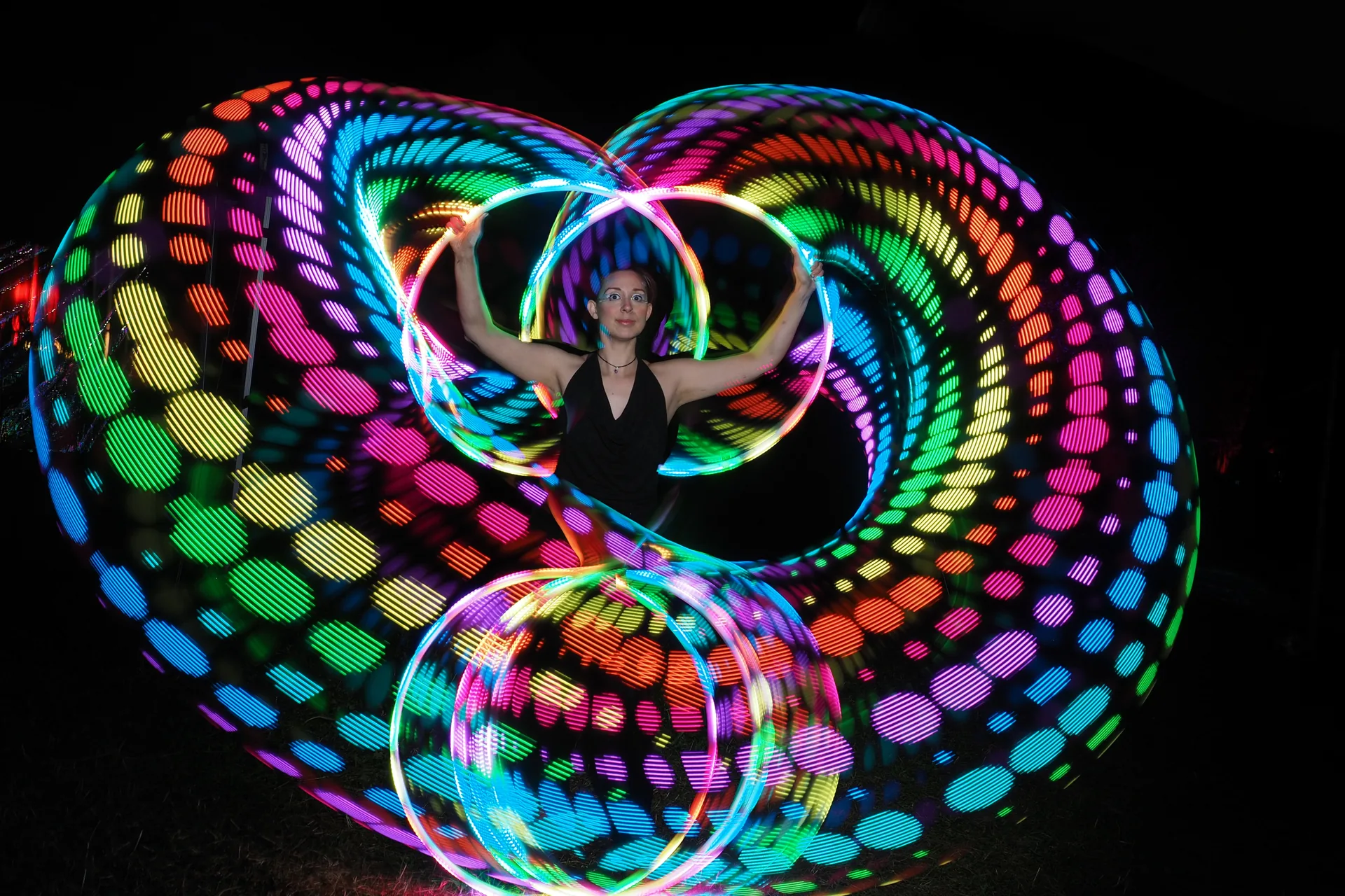 Modernes Event mit einer LED Hula Hoop Lichtshow von Elements of Fire und bunten Mustereffekten bei einem Lichterfest.