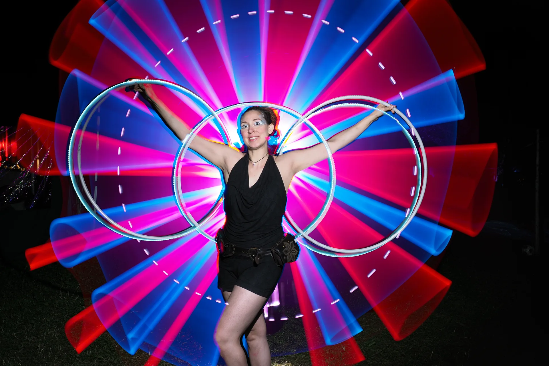 LED Hula Hoop Lichtshow von Elements of Fire in Paderborn mit leuchtenden rot-blauen Grafikeffekten.