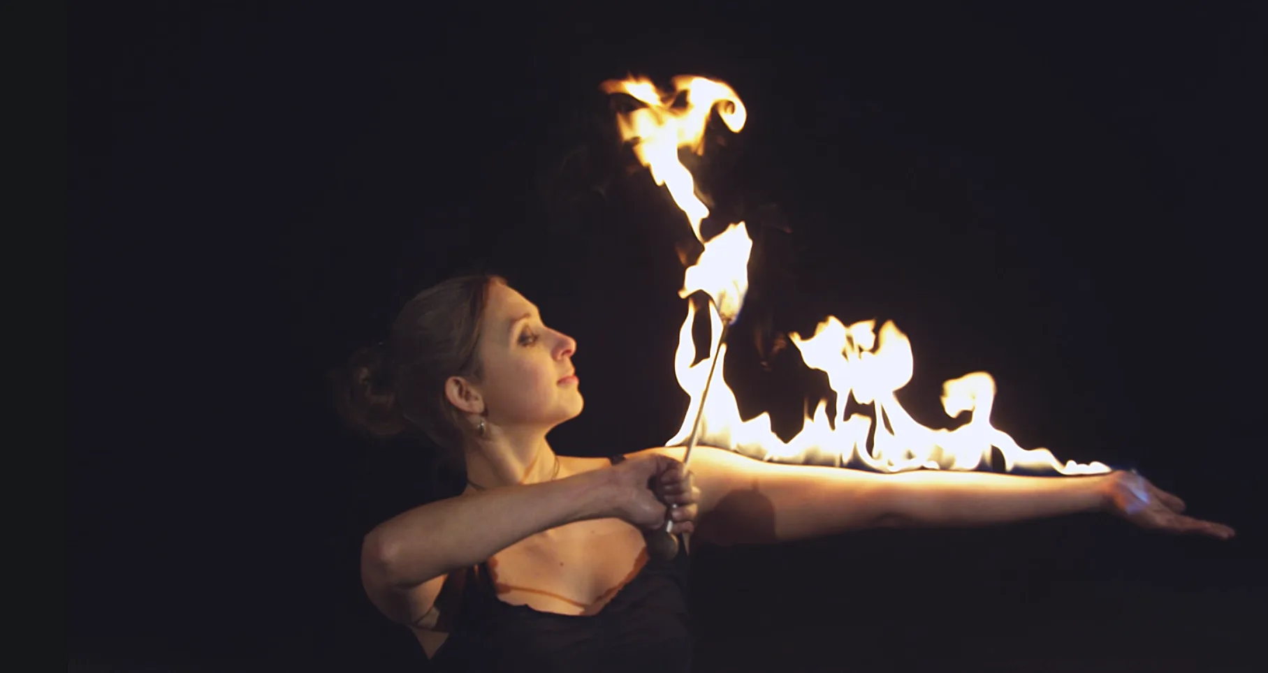 Feuerkünstlerin zeigt eine spektakuläre Körperfeuer- und Fakir-Performance bei einer Live-Show in Bremen.