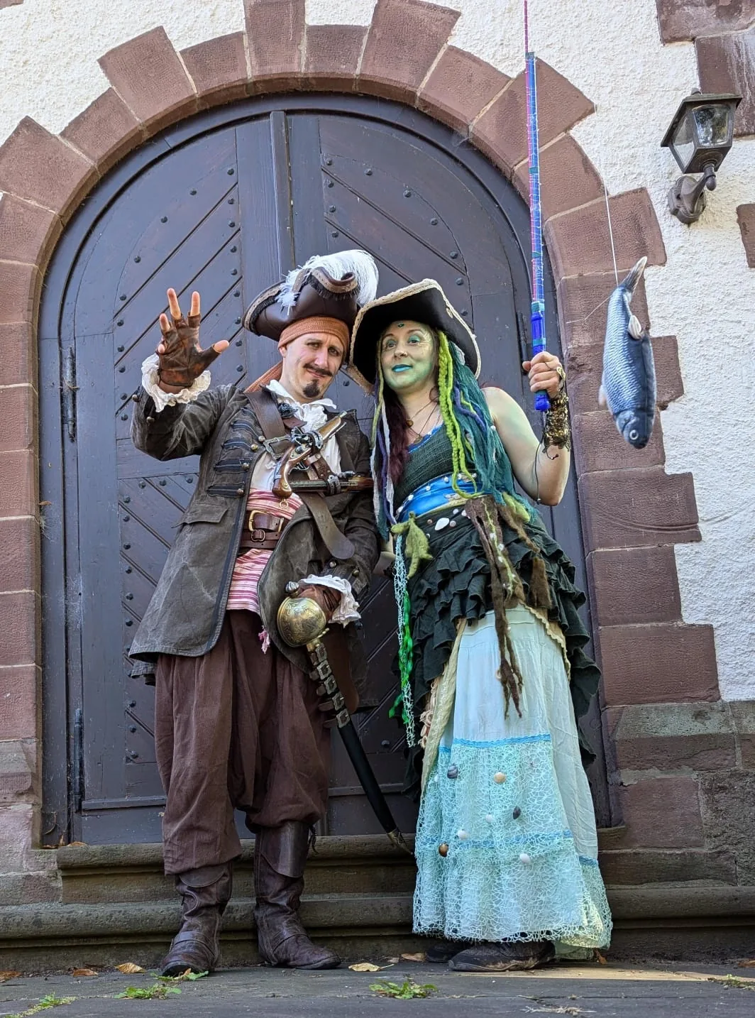 Interaktiver Piraten- und Nixen-Walk-Act von Elements of Fire vor einem historischen Tor in Holzminden.