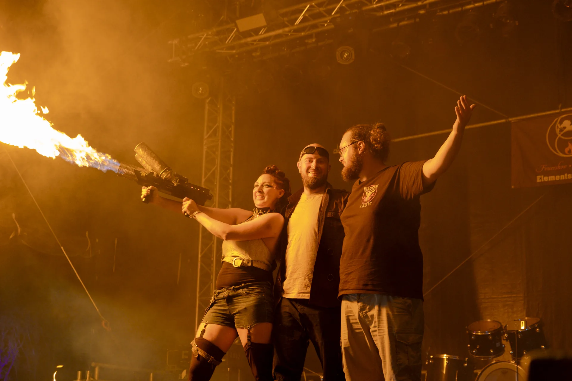 Das Künstler-Team von Elements of Fire actionreich auf der Wacken Wasteland Stage mit einem schweren Hand-Flammenwerfer.