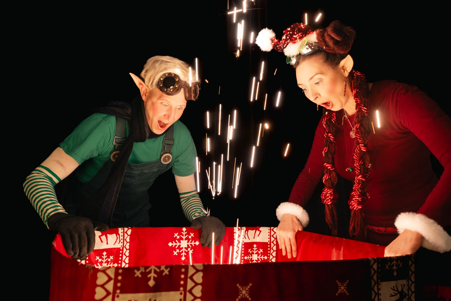Weihnachts-Wichtel Walk-Act von Elements of Fire beim Winter-Event in Herford.