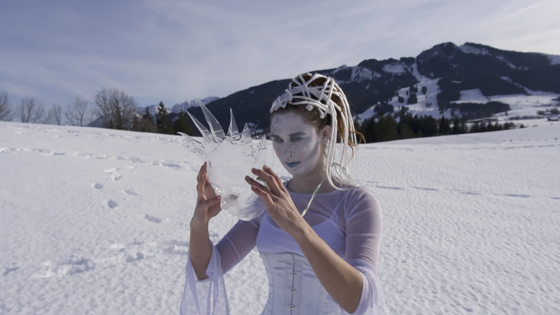 Winter-Walk-Act als Eiskönigin in einer verschneiten Bergkulisse in Langenhagen.