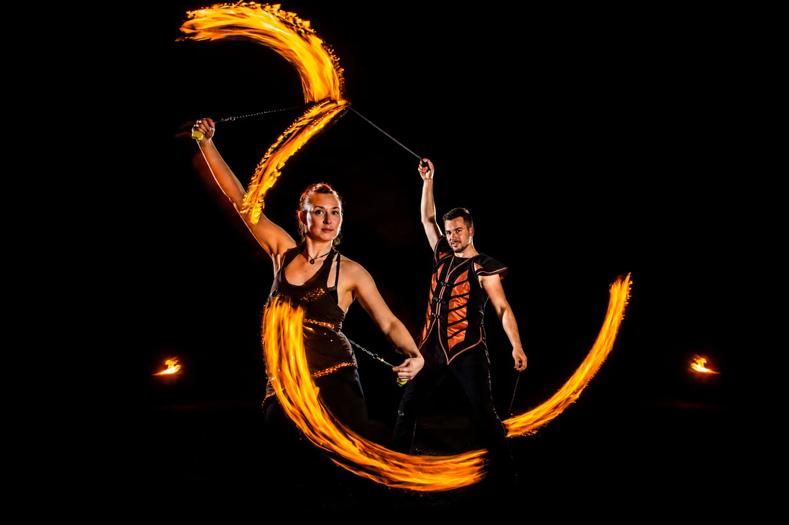 Elements of Fire Ensemble zeigt eine spektakuläre Bühnenshow mit Feuer-Poi und großen Feuerkreisen bei einem Business Event in Bad Salzuflen.